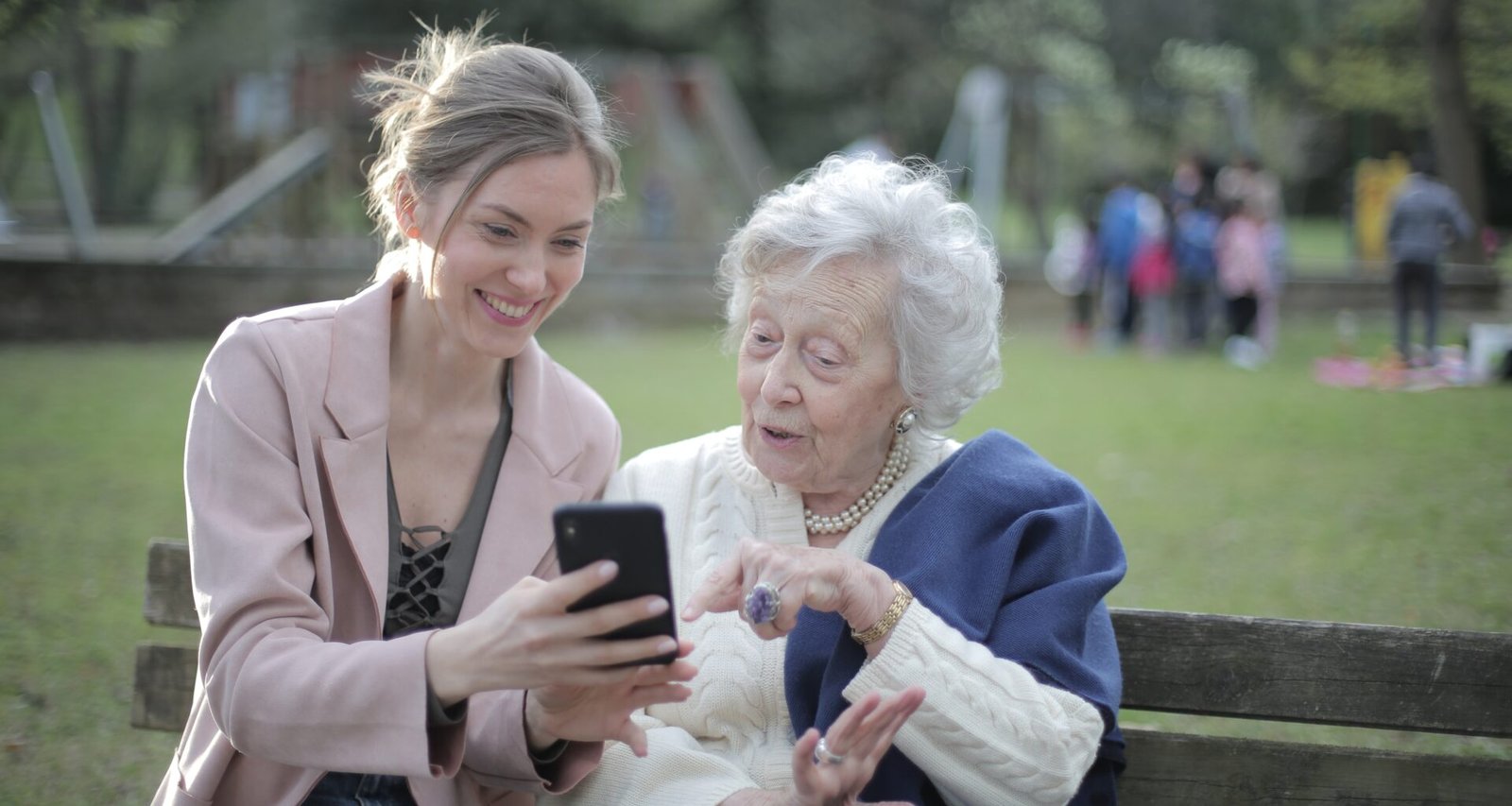 Пожилая женщина с дочкой