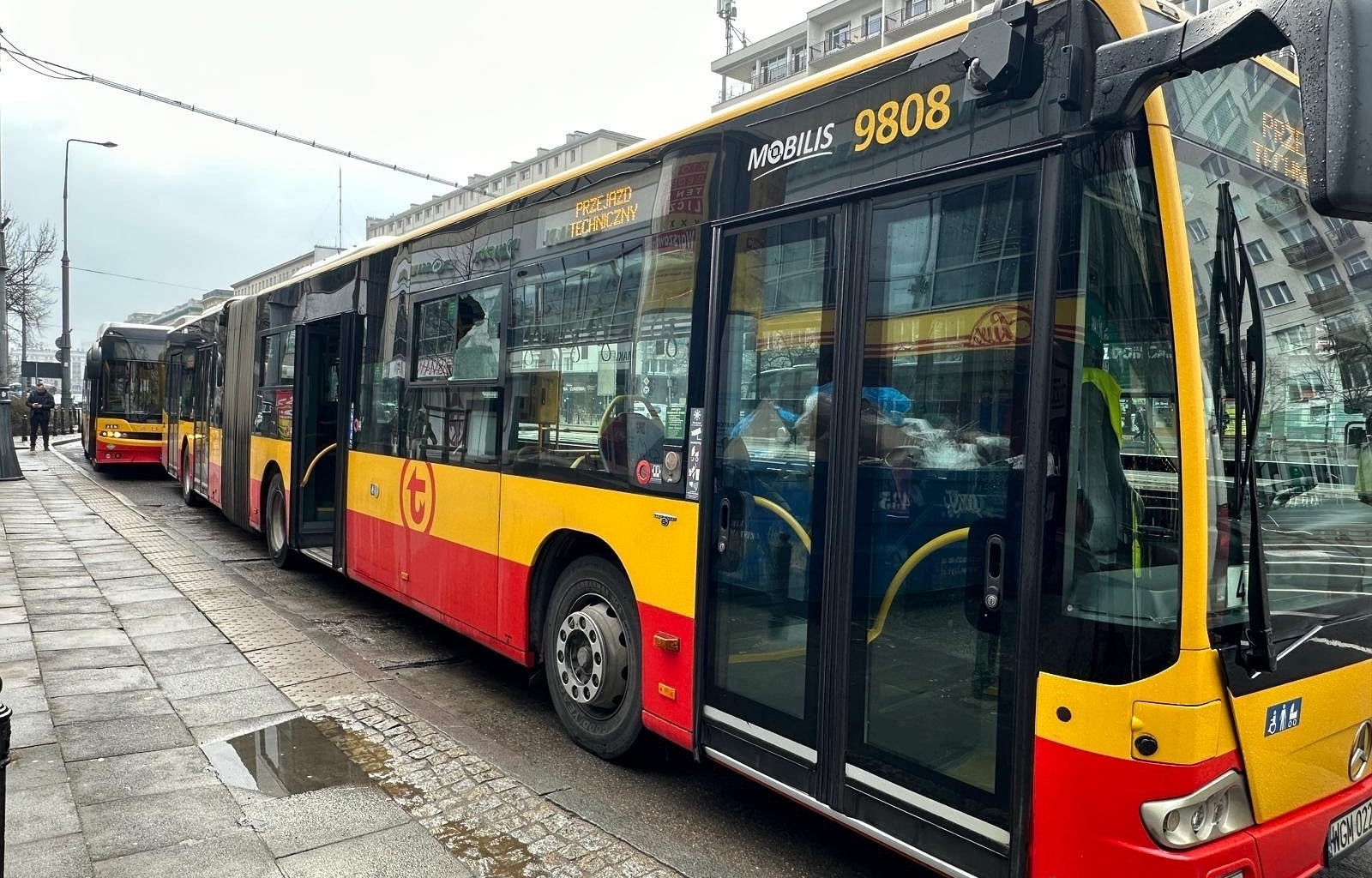 В центре Варшаве обстреляли из пневматического оружия 5 автобусов