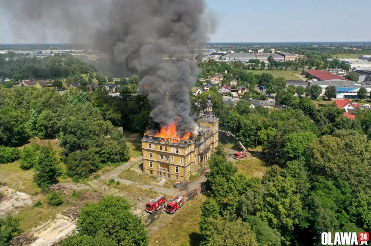 Под Вроцлавом огромный пожар охватил исторический дворец