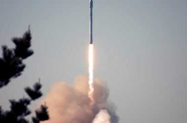 Взлетающая ракета Falcon 9
