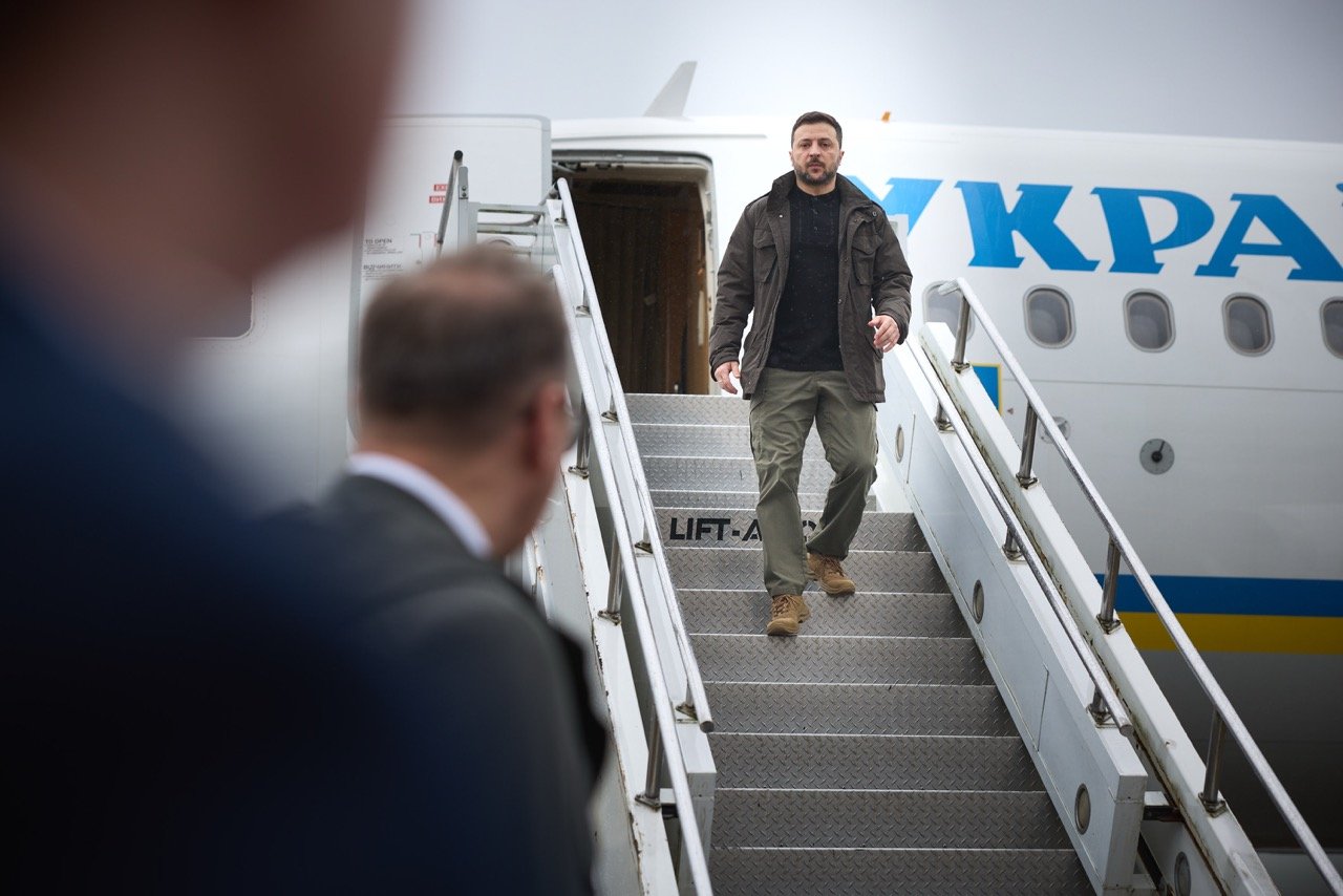 Владимир Зеленский спускается с самолёта