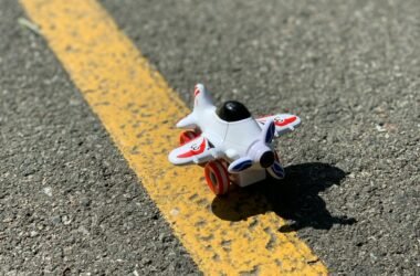 игрушка самолёт