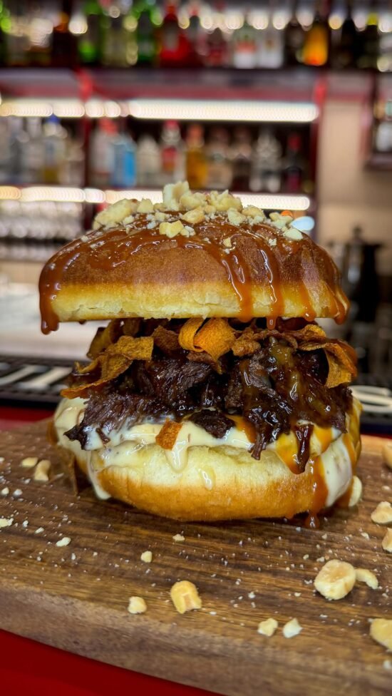 пончик-бургер в заведении Варшавы